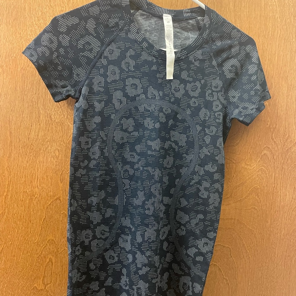 Lululemon swiftly tech cheetah short sleeve shirt size 4